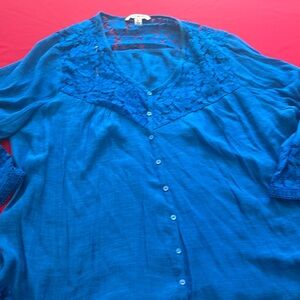 Cotton 3/4 sleeve with lace detail on end of sleeves yoke and bottom.